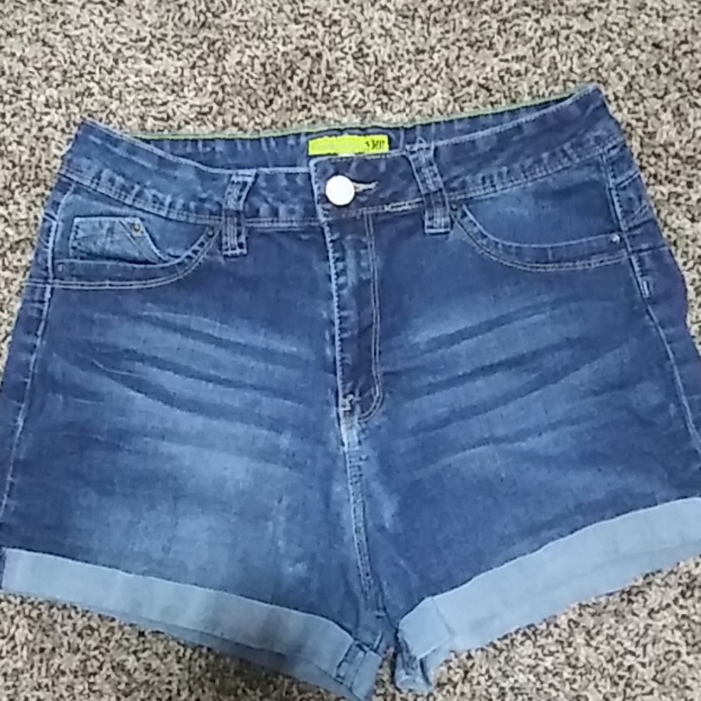 Wannabettabutt jean shorts